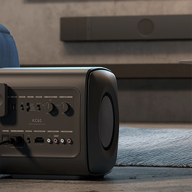 客廳內有黑色KW2 RX接收器，可實現XIO Soundbar和任何重低音揚聲器之間的無線連接。